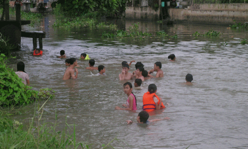  Do thiếu sân chơi trong những ngày hè nên trẻ em nông thôn thường rủ nhau đi tắm sông  và dễ dẫn đến đuối nước.