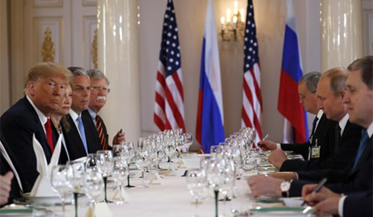 Ông Putin và ông Trump bắt đầu ăn trưa làm việc. Nguồn: Guardian