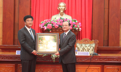 Đồng chí Trần Thanh Đức tặng quà lưu niệm cho ông Mộ Đức Quý