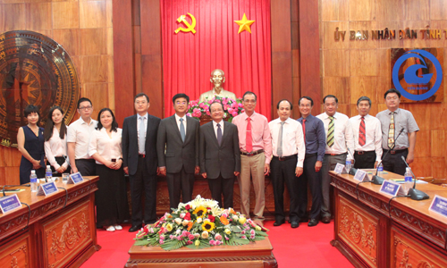 Đoàn đại biểu tỉnh Quý Châu chụp ảnh lưu niệm với lãnh đạo tỉnh, sở ngành Tiền Giang