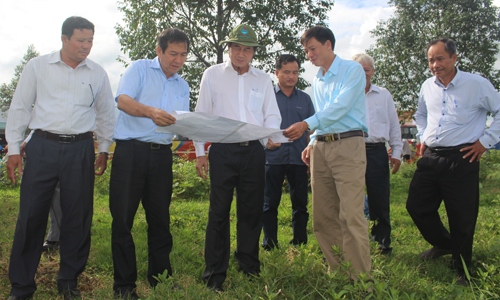 Chủ tịch UBND tỉnh Lê Văn Hưởng kiểm tra việc xây dựng hàng rào, cổng rào ở KCN Tân Hương.