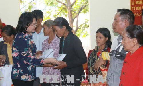 Vice President Dang Thi Ngoc Thinh presents gifts to policy beneficiaries and poor households in Quang Tin commune (Source: VNA)