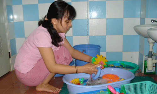 Vệ sinh đồ chơi của trẻ bằng xà phòng hằng ngày để chủ động phòng bệnh TCM  lây lan trong trường học.         