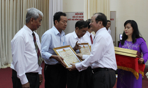 Phó Chủ tịch UBND tỉnh Trần Thanh Đức trao Bằng khen của UBND tỉnh cho các đơn vị dẫn đầu phong trào thi đua  “Vì nạn nhân chất độc da cam” giai đoạn 2011 - 2015.