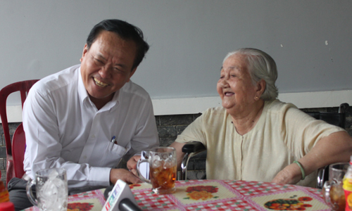Đồng chí Lê Văn Nghĩa thăm hỏi bà Trần Thị Chiểu, xã Đồng Sơn, Gò Công Tây