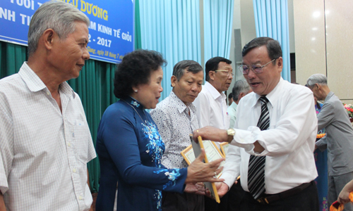 Đồng chí Đỗ Tấn Minh, chủ tịch Hội NCT tỉnh trao bằng công nhận cho NCT