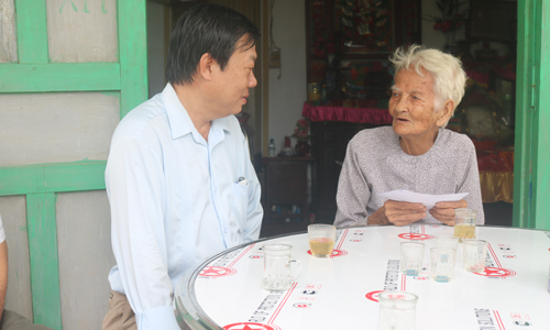 Đồng chi Nguyễn Ngọc Trầm thăm hỏi bà Thái Thị Bì vợ liệt sĩ ở ấp Tân Đông, xã Tân Thạnh, huyện Tân Phú Đông.