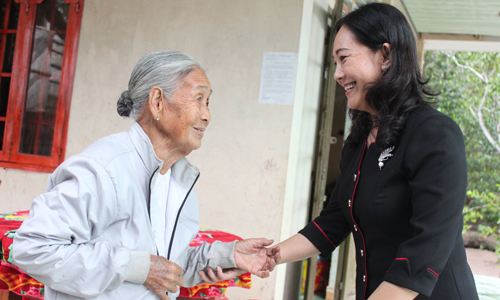 Đồng chí Nguyễn Thị Sáng thăm hỏi mẹ VNAH Phạm Thị Thao