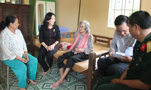 Đồng chí Nguyễn Thị Sáng thăm hỏi gia đình bà Nguyễn Thị Bảnh