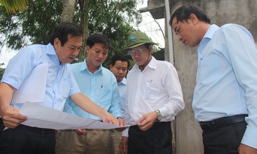 Chairman of the PPC Le Van Huong inspects the construction of fences and gates in Tan Huong Industrial Zone.