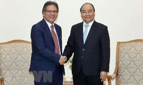  Prime Minister Nguyen Xuan Phuc (R) receives Dato Sri Idris Jala, Chief Executive Officer of the Performance Management and Delivery Unit of Malaysia on July 18 (Photo: VNA)