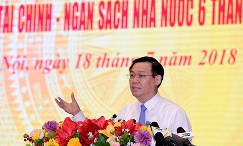 Deputy PM Vuong Dinh Hue speaks at the meeting in Hanoi on July 18. (Photo: VGP)