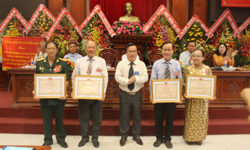  Phó Chủ tịch UBND tỉnh Phạm Anh Tuấn tặng bằng  khen cho các cá nhân, tập thể có thành tích trong hoạt động của hội nhiệm kỳ qua. 