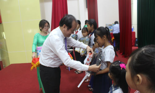 Phó Chủ tịch UBND tỉnh Trần Thanh Đức trao học bổng cho học sinh.