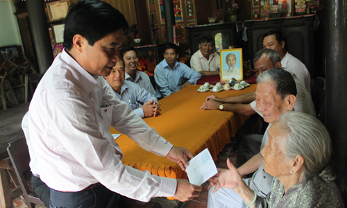 Đồng chí Nguyễn Văn Nhã thăm hỏi gia đình ông Dương Văn Hoàng