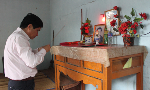 Đồng chí Nguyễn Văn Nhã thắp hương tại nhà thân nhân liệt sĩ.
