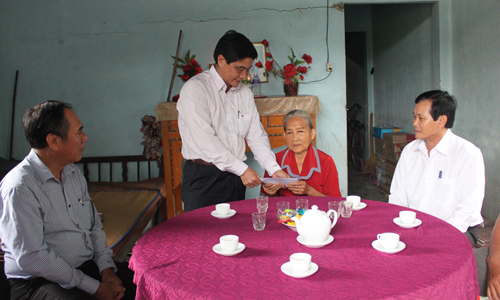 Đồng chí Nguyễn Văn Nhã thăm hỏi gia đình bà Nguyễn Thị Lời