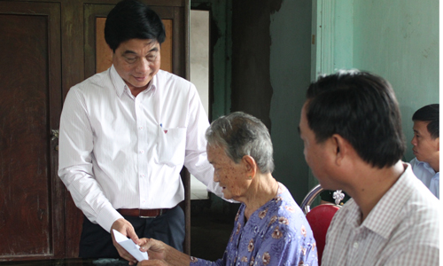 Đồng chí Nguyễn Văn Nhã thăm hỏi gia đình  bà Trần Thị Rép