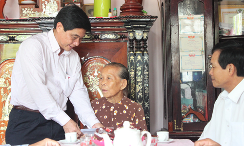 Đồng chí Nguyễn Văn Nhã thăm hỏi gia đình  bà Đoàn Thị Dễ