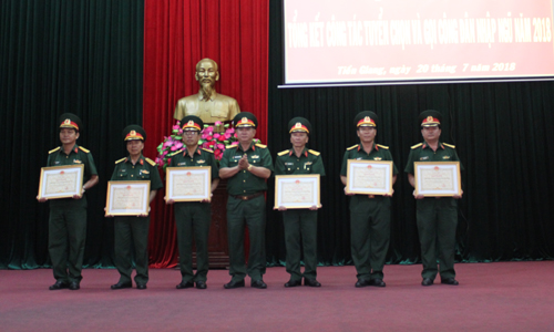 Đồng chí Châu Hoàng Phương, Chỉ huy trưởng Bộ Chỉ huy Quân sự tỉnh trao Bằng khen cho các tập thể