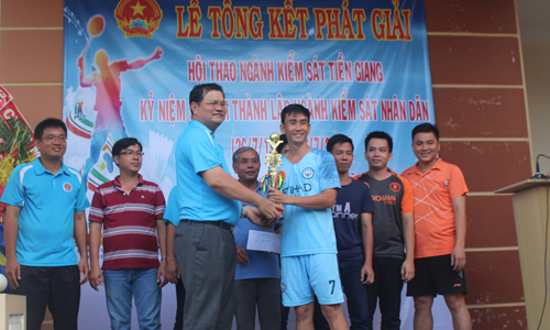 Viện trưởng VKS tỉnh Tiền Giang trao cúp vô địch môn bóng đá.