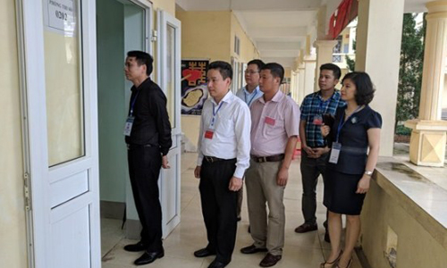 Thứ trưởng Bộ Giáo dục và Đào tạo Phạm Mạnh Hùng (ngoài cùng, bên trái) kiểm tra công tác thi tại Hà Giang. (Ảnh: CTV/Vietnam+)