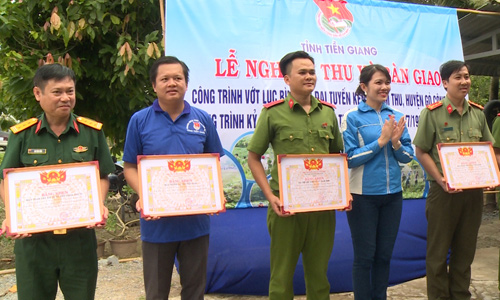 Bí thư Tỉnh đoàn Tiền Giang Nguyễn Thị Uyên Trang trao bằng khen của Tỉnh đoàn cho các đơn vị xuất sắc.