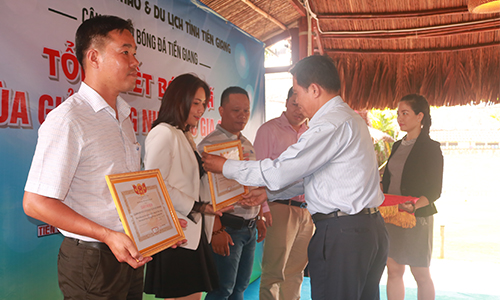 Đồng chí Nguyễn Đức Đảm trao giấy khen cho các cá nhân, đơn vị, doanh nghiệp đã đồng hành cùng với CLB Bóng đá Tiền Giang trong suốt thời gian qua.