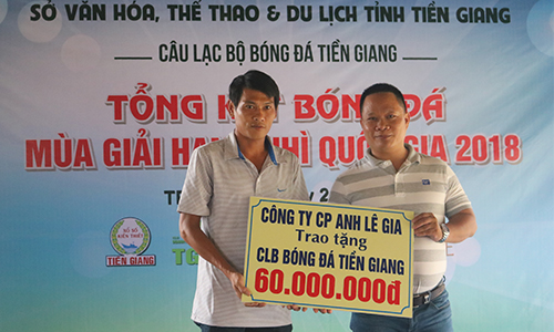 Cầu thủ Thanh Khiêm đại diện CLB Bóng đá Tiền Giang nhận bảng tượng trưng tiền thưởng 60 triệu đồng từ nhà tài trợ Công ty Cổ phần Anh Lê Gia.