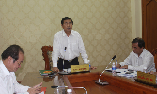 Chủ tịch UBND tỉnh Lê Văn Hưởng phát biểu kết luận tại phiên họp.