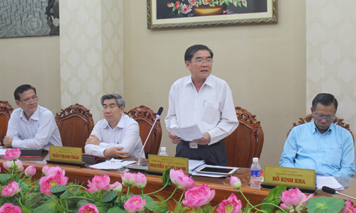 Giám đốc Sở Giáo dục và Đào tạo Nguyễn Hồng Oanh báo báo công tác rà soát việc tổ chức kỳ thi THPT Quốc gia năm 2018 trên địa bàn tỉnh.