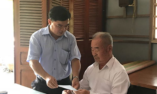 Đồng chí Nguyễn Thanh Hải thăm hỏi sức khỏe và tặng quà gia đình chính sách tại huyện Tân Phước