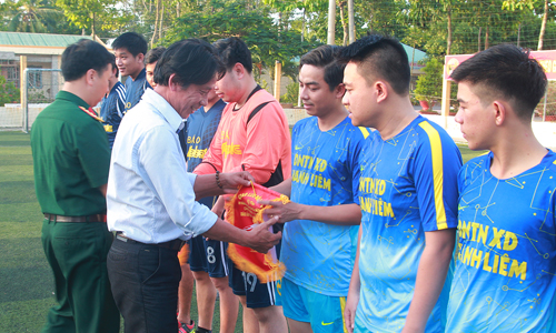 Phó Tổng Biên tập Báo Ấp Bắc, Phạm Văn Sơn trao cờ lưu niệm cho các đội.