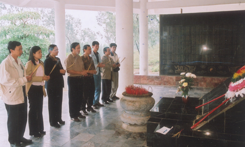 Cán bộ, phóng viên, nhân viên Báo Ấp Bắc trong một chuyến về nguồn tại Ngã ba Đồng Lộc.