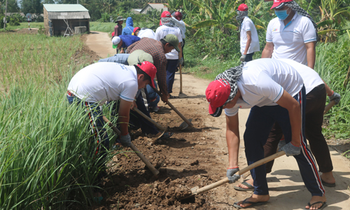 Sinh viên tình nguyện tham gia lắp đặt đường ống dẫn nước sạch ở ấp Giồng Keo, xã Phú Thạnh (huyện Tân Phú Đông).