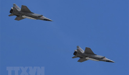 Máy bay MiG-31 mang theo tên lửa siêu thanh Kinzhal bay trên bầu trời Moskva, Nga nhân kỉ niệm Ngày Chiến thắng ngày 9-5. Ảnh: Nguồn: AFP/TTXVN