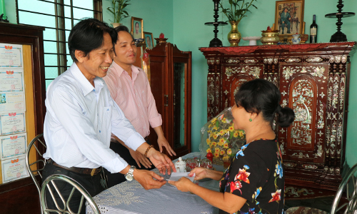 Đồng chí Phạm Văn Sơn-Phó tổng biên tập Báo Ấp Bắc trao quà cho gia đình má Tư, ở Tp Mỹ Tho. 