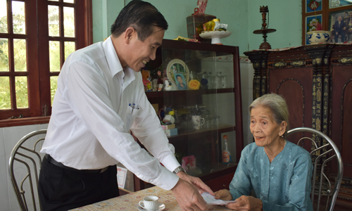 Chủ tịch UBND tỉnh thăm hỏi mẹ Việt Nam Anh hùng Nguyễn Thị Phấn