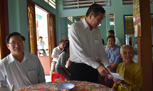 Chủ tịch UBND tỉnh thăm hỏi vợ liệt sĩ Nguyễn Thị Bé