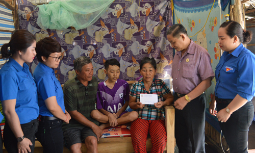 Đoàn đến thăm trao số tiền giúp đỡ em Quí chữa trị căn bệnh hiểm nghèo.