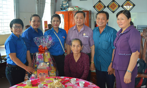 Đoàn đến thăm và tặng quà Mẹ Việt Nam anh hùng Đoàn Thị Hạnh, Ấp 2 xã Thạnh Lộc, huyện Cai Lậy