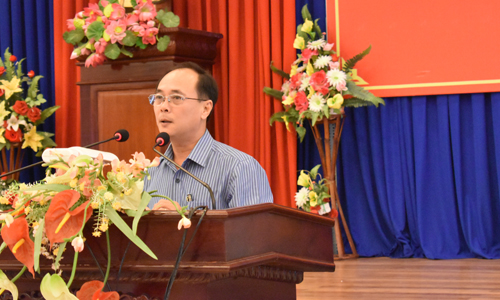 Đồng chí Trần Kim Trát, Uỷ viên BTV Tỉnh ủy, Bí thư TX. Cai Lậy phát biểu tại hội nghị 