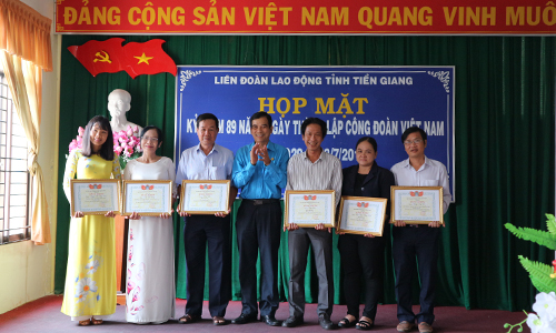 Chủ tịch LĐLĐ tỉnh Trương Văn Hiền trao Bằng khen của LĐLĐ cho các tác giả đạt Giải Báo chí Nguyễn Văn Nguyễn năm 2018.