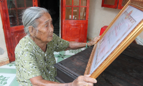Bà mẹ VNAH Phạm Thị Thao vẫn ngày ngày mong tìm được hài cốt của người con hy sinh trong cuộc chiến tranh bảo vệ biên giới Tây Nam. 