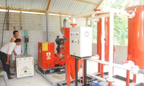 Cán bộ Dự án Hỗ trợ nông nghiệp cacbon thấp tỉnh Tiền Giang thăm máy phát điện chạy bằng khí biogas của ông Nguyễn Ngọc Lực.