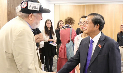  NA Vice Chairman Do Ba Ty (R) meets US friends who have supported Vietnam in its past struggle for national liberation and current nation building cause (Source: VNA)