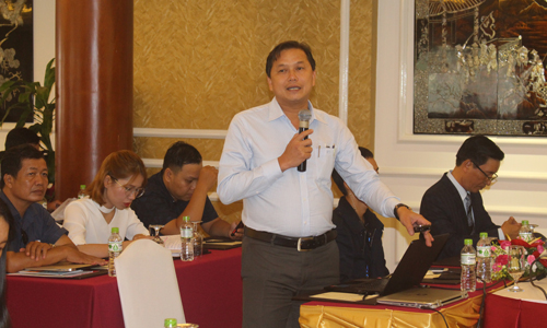 Phó Giám đốc Sở Kế hoạch và Đầu tư Nguyễn Đình Thông báo cáo về tình hình kinh tế - xã hội của tỉnh Tiền Giang.