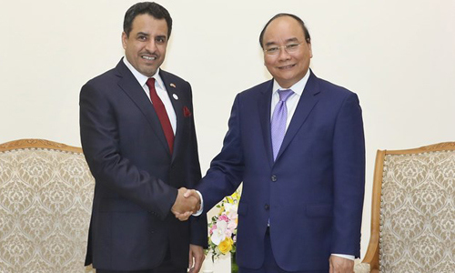 Prime Minister Nguyen Xuan Phuc (R) receives new UAE Ambassador to Vietnam Obaid Saeed Bintaresh Al Dhaheri on July 27 (Photo: VNA)