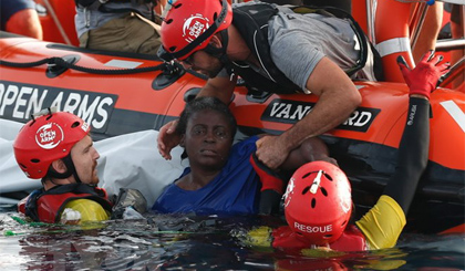 Người di cư được cứu tại vùng biển ngoài khơi Libya ngày 17-7. Ảnh: AFP/TTXVN