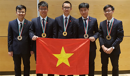 Năm học sinh đội tuyển Việt Nam dự thi Olympic Vật lý quốc tế 2018. Ảnh: Cục Quản lý chất lượng
